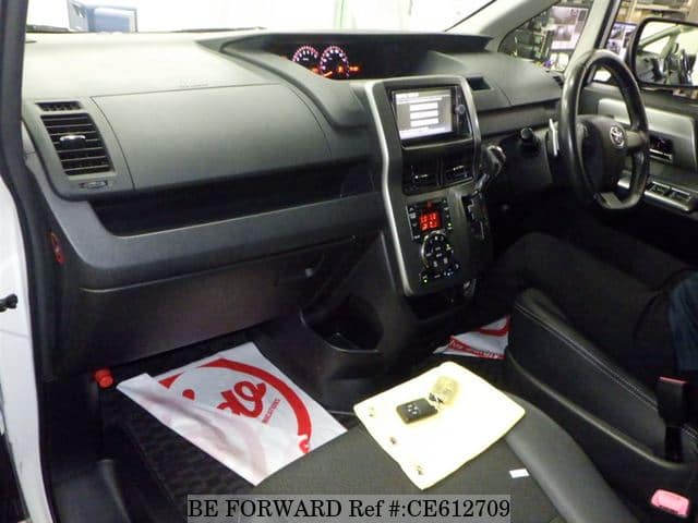 Toyota VOXY ZS KIRAMEKI 3 — фото 3