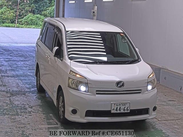 Toyota VOXY X L EDITION — фото 1