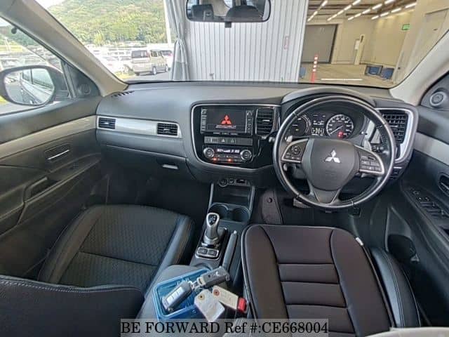 MITSUBISHI OUTLANDER PHEV G NAVI PACKAGE — фото 3