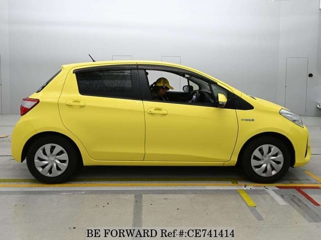 Toyota VITZ HYBRID F — фото 3