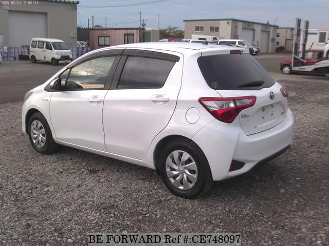 Toyota VITZ HYBRID F — фото 3