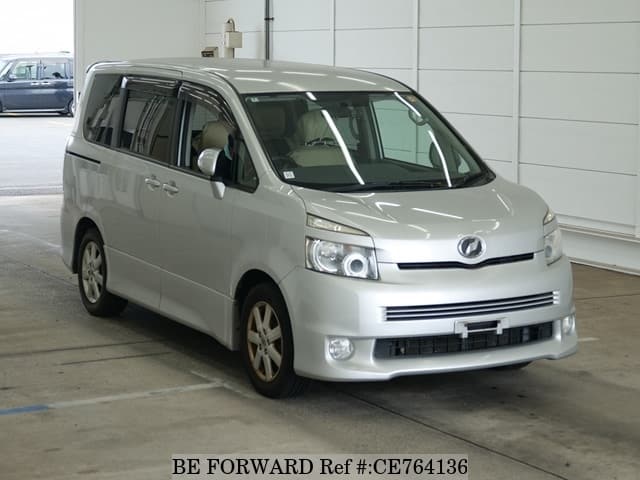 Toyota VOXY Z — фото 1