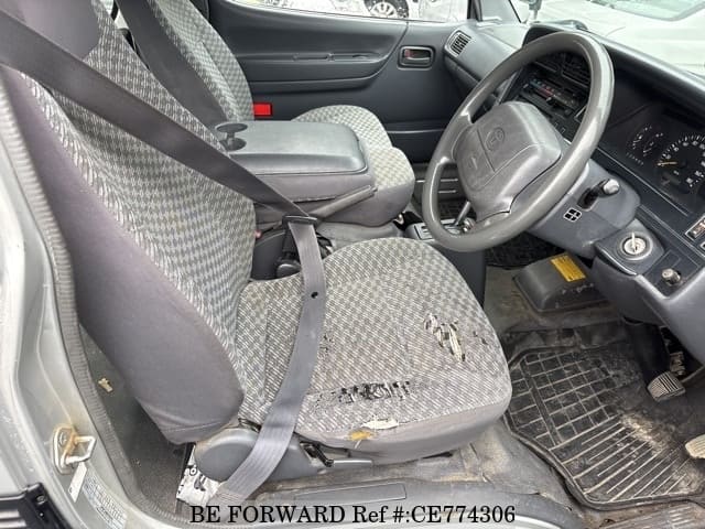 Toyota HIACE COMMUTER — фото 4