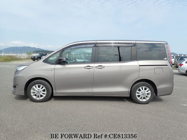 Toyota NOAH HYBRID G — фото 2