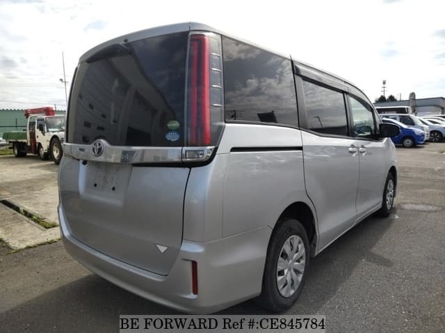 Toyota NOAH — фото 2
