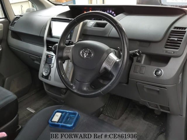 Toyota VOXY ZS — фото 3