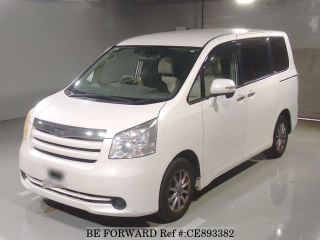 Toyota NOAH — фото 1