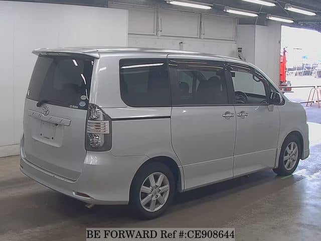 Toyota VOXY Z — фото 2