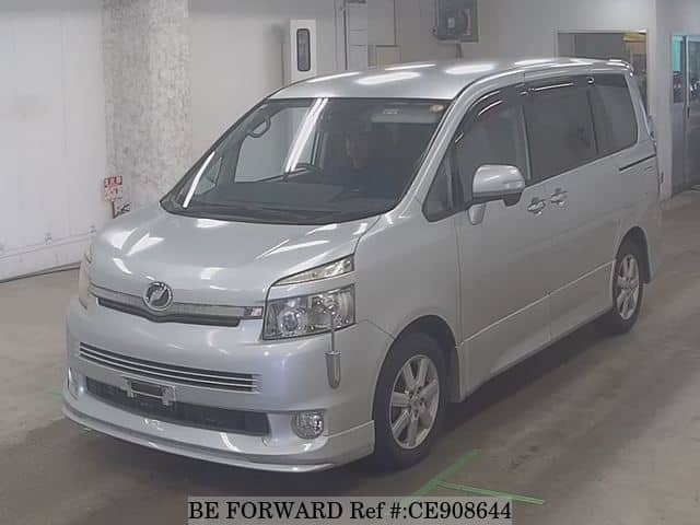 Toyota VOXY Z — фото 1