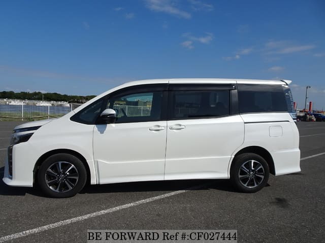 2021 Toyota Voxy, photo 2 of 3